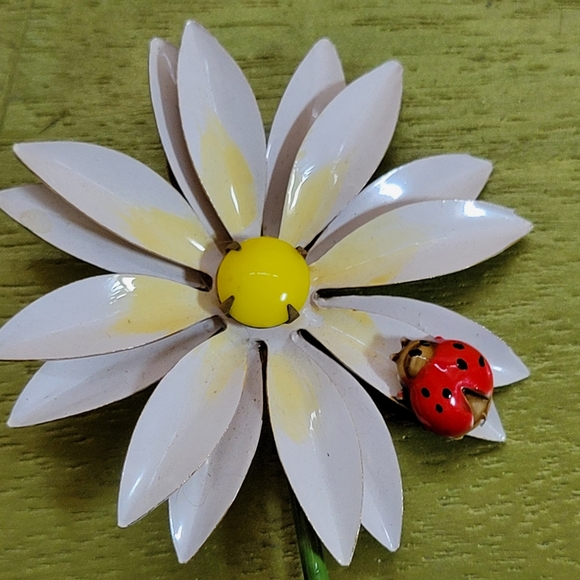 Flower Brooch Pin with Ladybug ~ Vintage 1960s Original by Robert ~ Daisy - Picture 4 of 16